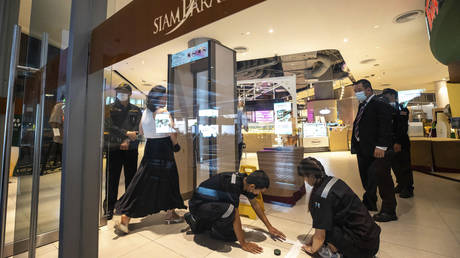 Teen detained after deadly shooting spree in Thai mall — RT World News