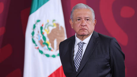 US neighbor refuses to set up migrant transit centers — RT World News