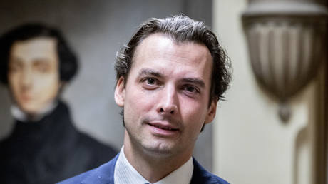 Ukraine supporter attacks Dutch MP (VIDEO) — RT World News