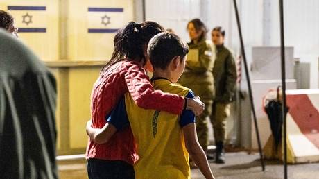 ХАМАС освободил еще больше израильских заложников — RT World News