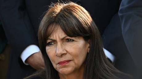 Мэр Парижа покидает X и называет это «глобальной канализацией» — RT World News