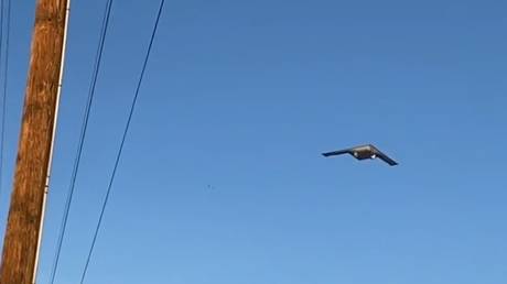 Новый стратегический бомбардировщик США совершил первый полет (ВИДЕО) — RT World News