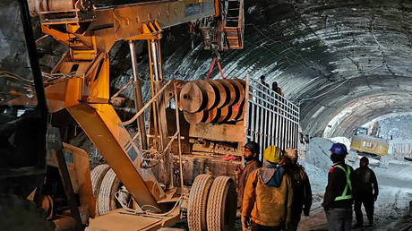Операция по освобождению десятков людей, застрявших в горном туннеле, продлится около 100 часов — RT India