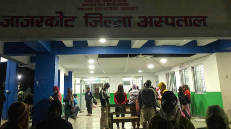 Over 120 people killed by earthquake in Nepal — RT World News