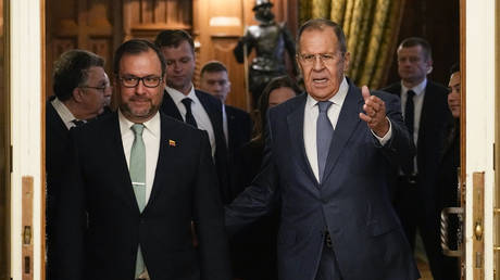 Россия и Венесуэла подтверждают планы по дедолларизации — RT Business News