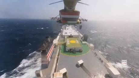 СМОТРЕТЬ: Боевики-хуситы захватили связанный с Израилем корабль — RT World News