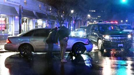 Автомобиль врезался в кортеж Байдена — RT World News