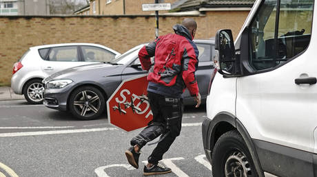 Двое мужчин арестованы по подозрению в ограблении Бэнкси — RT Games & Culture