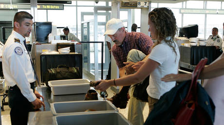 ФБР расследует россиянина, прилетевшего в США без паспорта – СМИ — RT World News