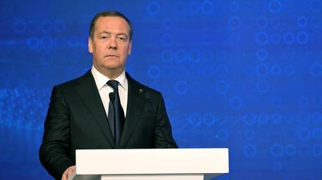 Гарантии безопасности для Киева — это «клочек бумаги» – экс-президент России — RT Россия и бывший Советский Союз