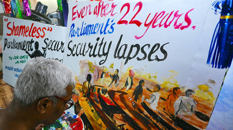 Индийская оппозиция осуждает правительство Моди после отстранения от должности 141 законодателя — RT India