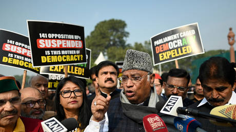 Индийская оппозиция выводит «демократию» на улицы — RT India