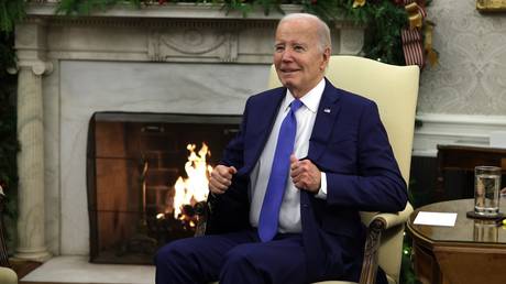 Не финансировать Украину «безумно и неправильно» – Байден — RT World News