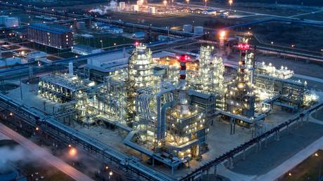 Переработка сырой нефти в России резко выросла – Bloomberg — RT Business News