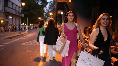 Россияне живут лучше, несмотря на санкции – опрос – RT Россия и бывший Советский Союз