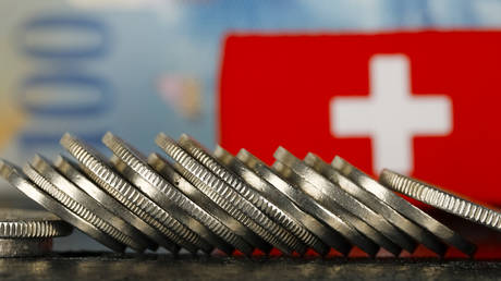Швейцарские банки взимают с россиян плату за замороженные счета — RT Business News