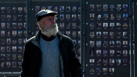 Украину предупреждают о задержках пенсий и зарплат — RT World News