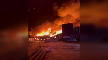 В результате украинского обстрела торгового центра в Донбассе погибла женщина (ВИДЕО) — RT Россия и бывший Советский Союз