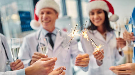 Вечеринка врачей с живой музыкой в ​​больнице вызвала возмущение (ВИДЕО) — RT World News