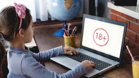 Великобритания ограничит доступ детей к социальным сетям – Bloomberg – RT World News