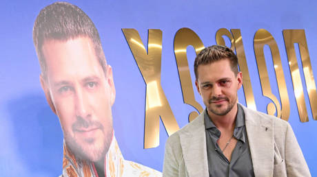 Сербия защищает актера «Белого лотоса» из Украины — RT Entertainment