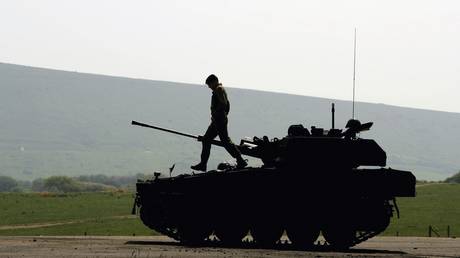 Великобритании нужны более крупные военные силы – глава ВМС США – RT World News