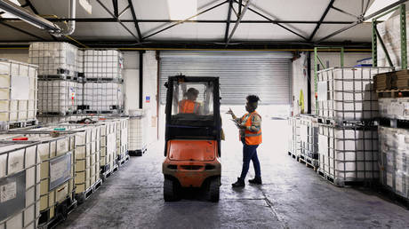 Британцы предупредили о замедлении роста зарплат — RT Business News