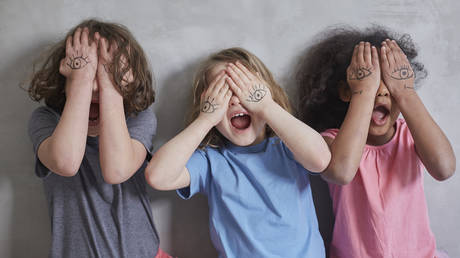 Британцы сравнивают родительство с «финансовым самоубийством» — RT Business News