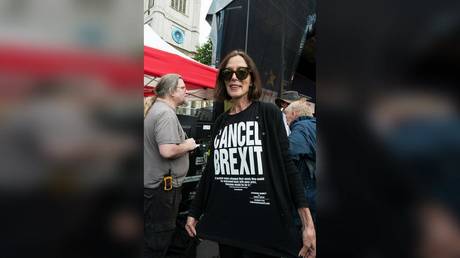 Британский художник выбрасывает награду из-за поддержки правительства Израиля — RT World News