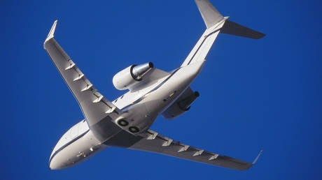 Двое погибших в результате падения частного самолета на шоссе во Флориде (ВИДЕО) — RT World News