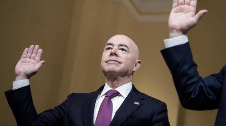 Глава пограничной службы и иммиграционной службы США пережил голосование по импичменту — RT World News