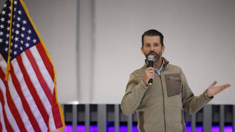 Команда Hazmat позвонила после отправки Трампу-младшему «белого порошка» — RT World News