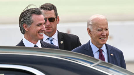 Преклонный возраст Байдена делает его успешным – главный демократ — RT World News