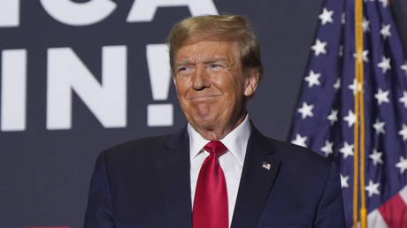 Трамп говорит, что Путин сделал ему «большой комплимент» — RT World News