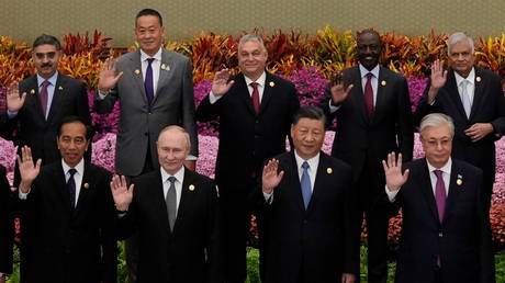 Вот почему многие страны предпочитают Китай США — RT World News