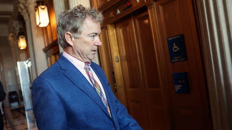 Законодатель США обещает замедлить одобрение помощи Украине — RT World News