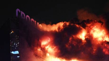 «Я упал на землю, притворившись мертвым»: своими историями делятся выжившие в московском теракте — RT Россия и бывший Советский Союз