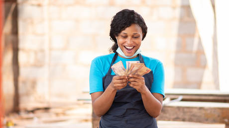 Мобильный гигант стимулирует женскую занятость в Африке — RT Africa