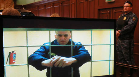 Путин сообщил, что Навального собирались поменять — RT