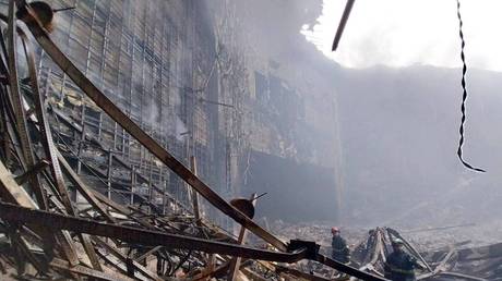 Службы экстренной помощи разбирают завалы после теракта в Москве (ВИДЕО) — RT Россия и бывший СССР