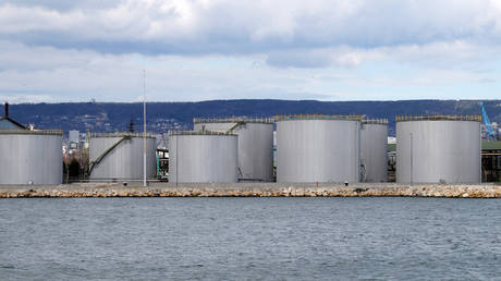 Страна ЕС прекращает импорт российской нефти — RT Business News