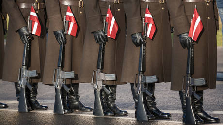Страна ЕС призывает Великобританию ввести воинскую повинность — RT World News