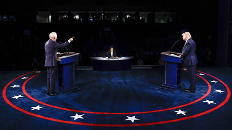 Трамп опережает Байдена в семи ключевых штатах – опрос – RT World News