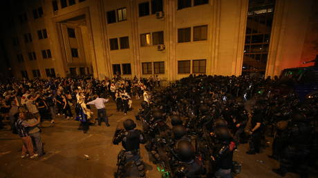 Грузинская полиция пытается разогнать протесты против законопроекта об «иностранных агентах» (ВИДЕО) — RT Россия и бывший Советский Союз