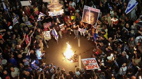 Израильские протестующие требуют «немедленной» замены Нетаньяху — RT World News