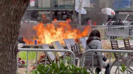 Мужчина поджег себя возле суда над Трампом (ГРАФИЧЕСКОЕ ВИДЕО) — RT World News