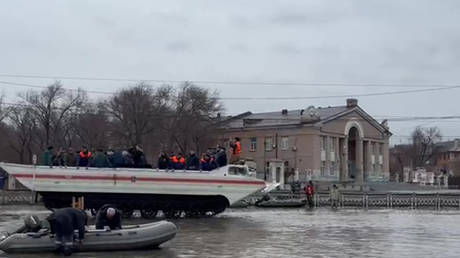 Паводковые воды поднимаются в российском регионе из-за обрушения дамбы (ВИДЕО) — RT Россия и бывший Советский Союз