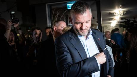 Политик-скептик Украины побеждает на президентских выборах — RT World News