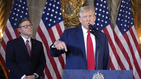 Трамп предлагает условия для возобновления помощи Украине — RT World News