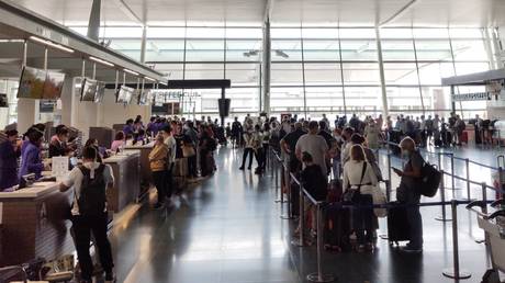 Украина лоббирует запрет россиянам на полеты в ЕС — RT World News